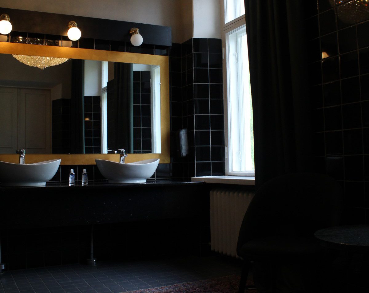 salle de bain noire