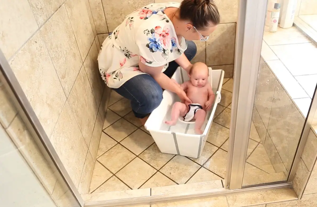 comment laver bébé dans une douche italienne